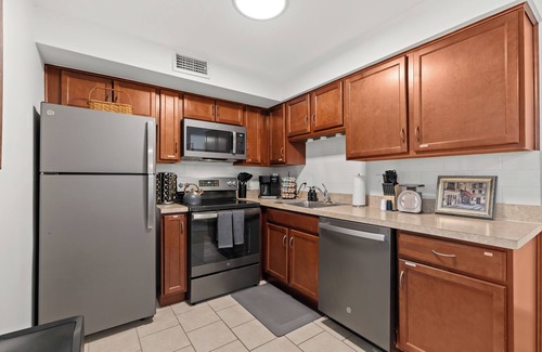 Drayton Plains Apartment | NEW! Cozy Modern 1BR Flat by Downtown Royal Oak