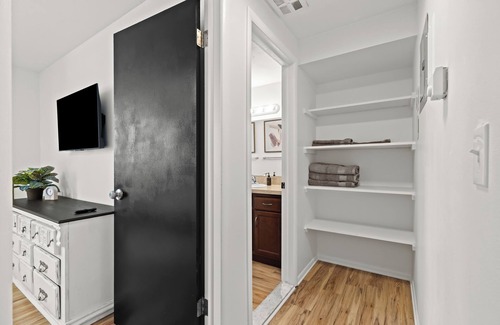 Drayton Plains Apartment | NEW! Cozy Modern 1BR Flat by Downtown Royal Oak