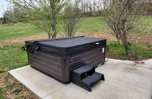 Athens House | New! Custom built private home on a pond, with large hottub.