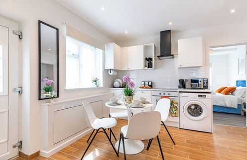 Plumstead Apartment | New! Delightful 2BR Flat in Woolwich