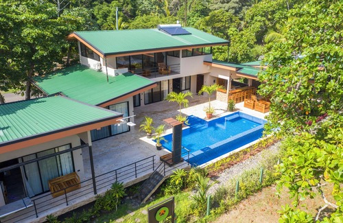 Savegre House | New DIRECT BEACHFRONT-7BR,7bath-close to Manuel Antonio, Dominical, whale’s tail