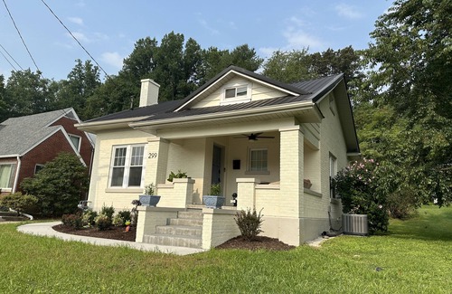 Irvine House | New Downtown Irvine 3/2 home w/king bed. Near Red River Gorge, Berea, Lex.