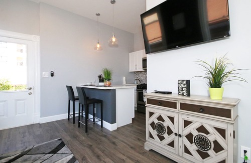 Hillcrest Condo | New Dream Villa Hillcrest Little Italy Oasis Hot Tub King Bed Fenced AC Parking