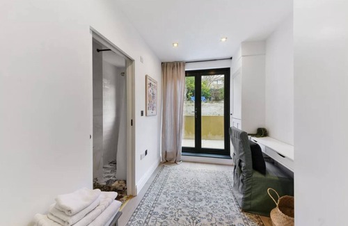 Angel House | NEW! Elegant, Peaceful, Islington Home - Perfect Location close to everything!