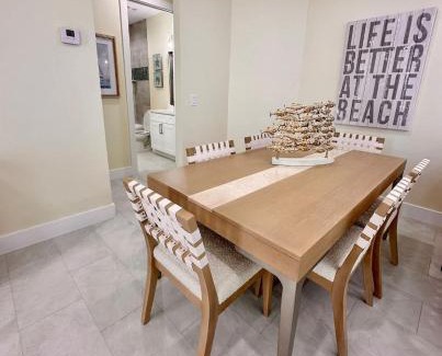 Mid Island House | New everything walk to BEACH