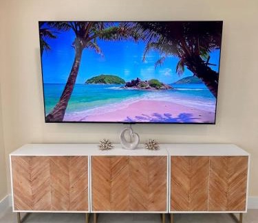 Mid Island House | New everything walk to BEACH
