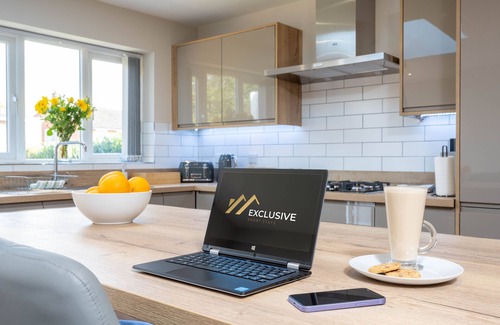 Seisdon House | *New Exclusive* Luxury spacious 6-bed, sleeps 14- Solihull,JLR, NEC, Birmingham