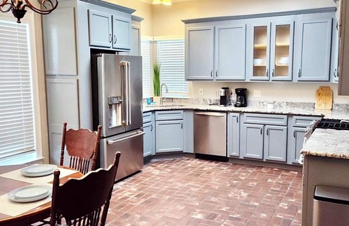 Broadmoor House | NEW Fabulous, Cozy Home, 3bed, Workspace, Jetted tub, near LSU