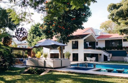 Cuernavaca House | New Family Home with Pool Jacuzzi & Fronton
