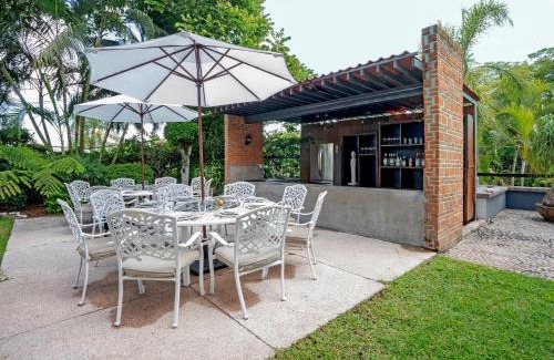 Cuernavaca House | New Family Home with Pool Jacuzzi & Fronton