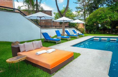 Cuernavaca House | New Family Home with Pool Jacuzzi & Fronton