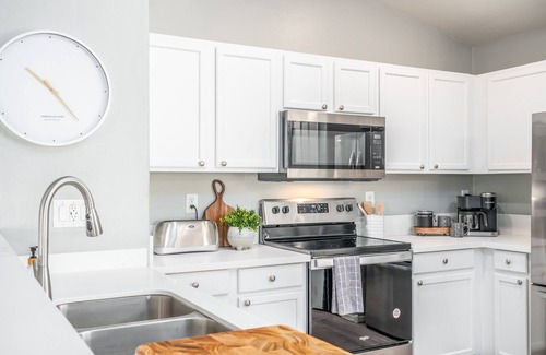Villages At Queen Creek House | New Family Relaxation Golf, Pool, Yard Games ~15min to bell bank park and mesa ✈