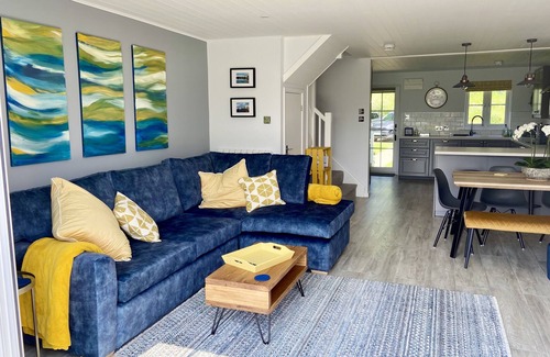 South Cerney Cottage | New Hampton style house on Cotswold lake -sleeps 6