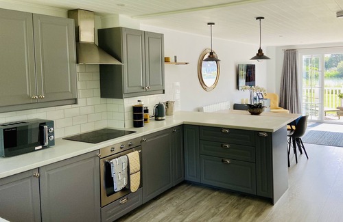 South Cerney Cottage | New Hampton style house on Cotswold lake -sleeps 6