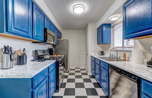 Franklin Park House | NEW! Happy Hollow- w/3 King Beds + Ping-Pong/Movie Room