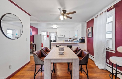 Scranton House | NEW! " Harlem Night" open concept 2 bed flat a few min from downtown and lake