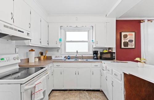 Scranton House | NEW! " Harlem Night" open concept 2 bed flat a few min from downtown and lake