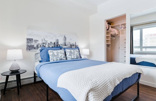Mission District Condo | NEW! | Heated Parking | Heart of DT | Sofa Bed | Mins to Saddledome