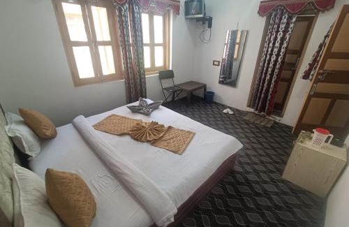 Srinagar Bed & Breakfast | New Heaven Canal Guest House