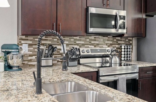 Point Venture House | New 'Hogan Haven' Golf Course! Lake! Pool! Gym!