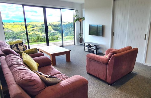 Taradale House | New Home. 25 Min walk from Mission. Stunning views.