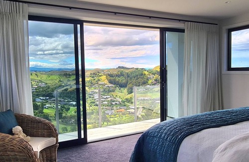 Taradale House | New Home. 25 Min walk from Mission. Stunning views.