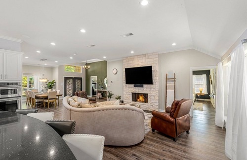 Irving House | New Home/Hot Tub/Man Cave/Pool table, 12 min from Downtown, 10min to DFW Airport