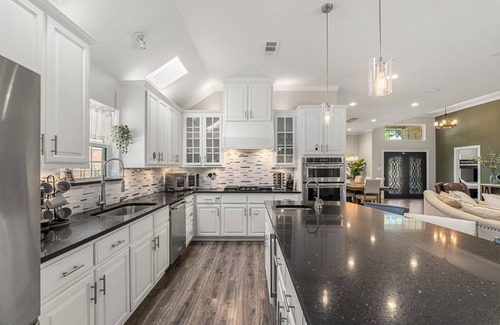 Irving House | New Home/Hot Tub/Man Cave/Pool table, 12 min from Downtown, 10min to DFW Airport