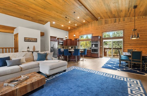 Castle Glen Estates House | NEW HOME - HUGE GREAT ROOM, 2 MASTER SUITES, SPA, PACMAN. ALL 5 STAR REVIEWS!