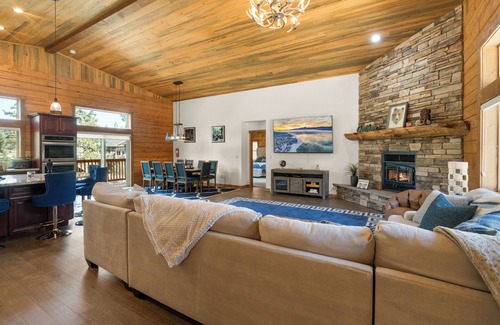 Castle Glen Estates House | NEW HOME - HUGE GREAT ROOM, 2 MASTER SUITES, SPA, PACMAN. ALL 5 STAR REVIEWS!