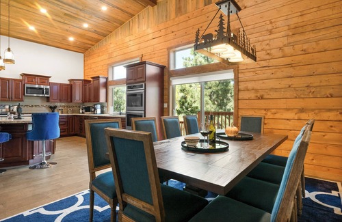 Castle Glen Estates House | NEW HOME - HUGE GREAT ROOM, 2 MASTER SUITES, SPA, PACMAN. ALL 5 STAR REVIEWS!