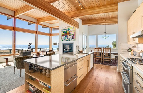 Roads End House | New home w/unparalleled ocean views & private hot tub - dogs welcome