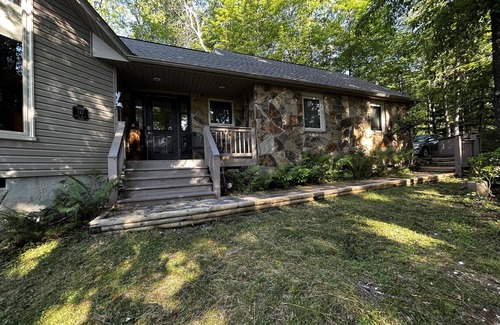 Alpine Lake House | New home! Walking distance to lake & great views!