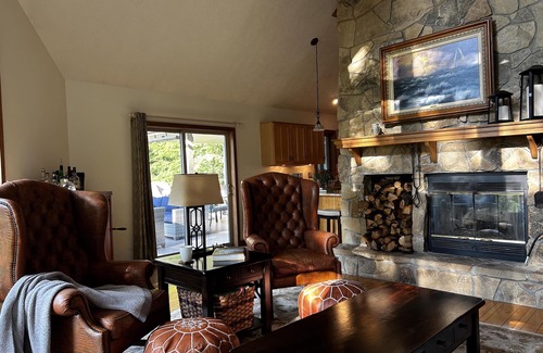Alpine Lake House | New home! Walking distance to lake & great views!