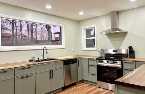 Gaylesville Cabin | NEW! Hot Tub, Climbing Wall, Fully-Fenced, Arcade Barrel, EV Charger, Families!