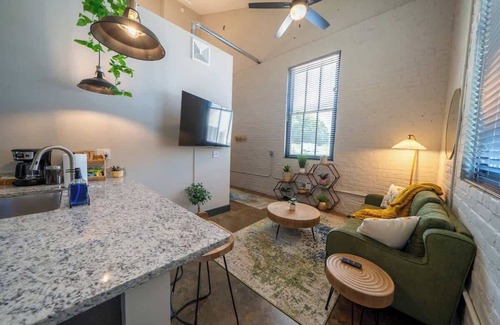 Buchanan Apartment | New King Bed Apartment: Brewery| River| Downtown