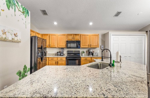 Kissimmee House | NEW King Bed Glow In The Dark Kid's Cave