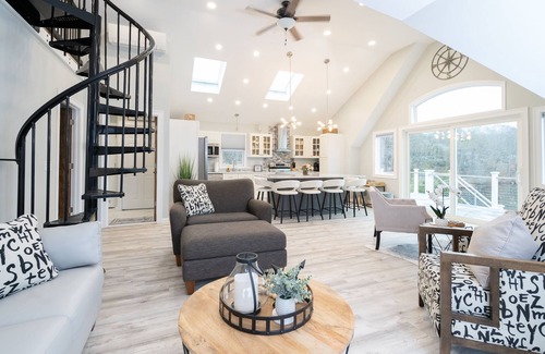 Preston House | New Lake House w/Game Room & Stunning Views