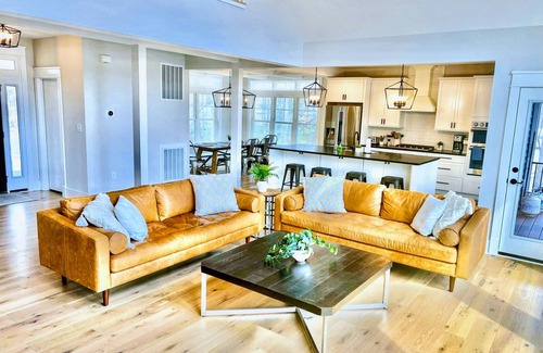 Mineral House | NEW Lakefront Lake Anna 5 Suites All Water Views