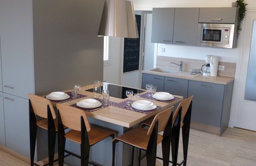 8th Arrondissement Apartment | New : Le "lumiere" Avec 2 Chambres & Grand Balcon