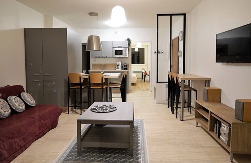 8th Arrondissement Apartment | New : Le "lumiere" Avec 2 Chambres & Grand Balcon