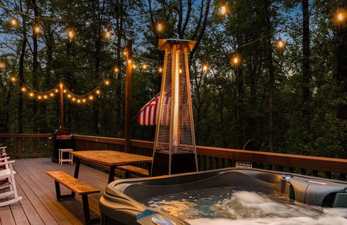 Linden Ski Chalet | NEW Liberty Chalet ~ Mountain Retreat w/4bdr & Hot Tub ~ Pet Friendly!