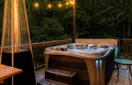 Linden Ski Chalet | NEW Liberty Chalet ~ Mountain Retreat w/4bdr & Hot Tub ~ Pet Friendly!