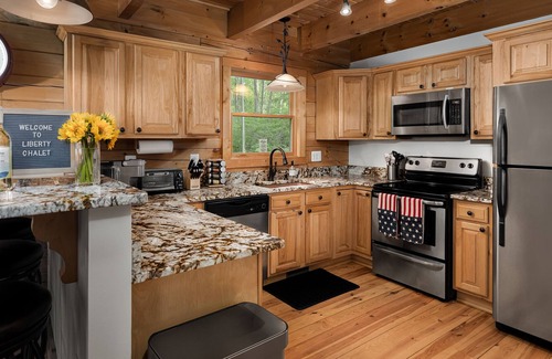 Linden Ski Chalet | NEW Liberty Chalet ~ Mountain Retreat w/4bdr & Hot Tub ~ Pet Friendly!