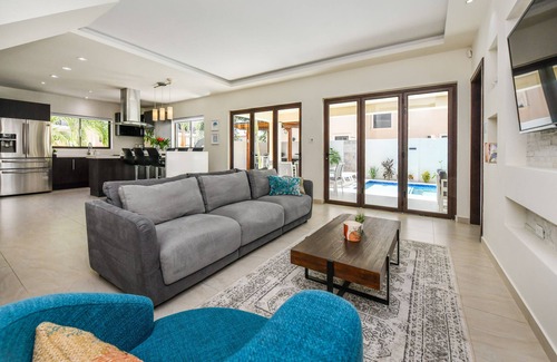 Gold Coast House | *NEW LISTING* - 3BR Luxury Villa with Private Pool