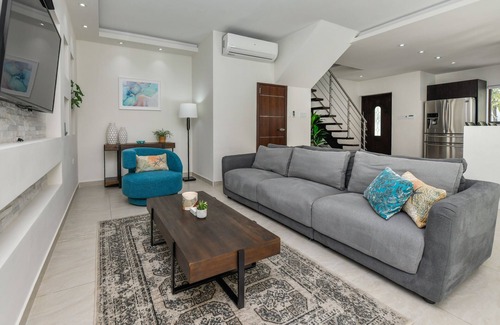 Gold Coast House | *NEW LISTING* - 3BR Luxury Villa with Private Pool