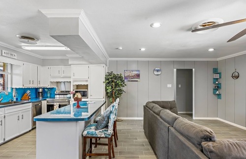 South Side House | NEW LISTING! 4 Bedrooms (6 beds) Safe Quiet Full-Stocked by RedAwning