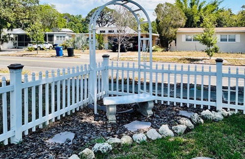Greater Pinellas Point House | !NEW LISTING!CHARMING HOME-TREE SWING-BBQ-NEAR BEACH/PARK/LAKE/RESTAURANT/SHOPS!