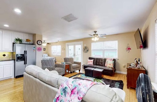 Crystal Beach House | NEW! LISTING DISCOUNTS! Short Walk to Beach - 2BR - Dogs OK