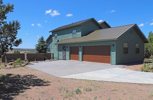 Show Low House | New Listing! Luxury cliff-side retreat. Isolated & Serene with EPIC views.